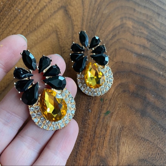 Anthropology statement earrings - Picture 4 of 8